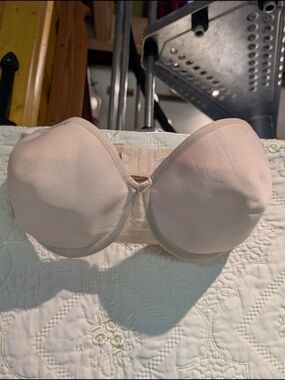 Liz Claiborne Strapless Molded Cup Bra in Light Beige